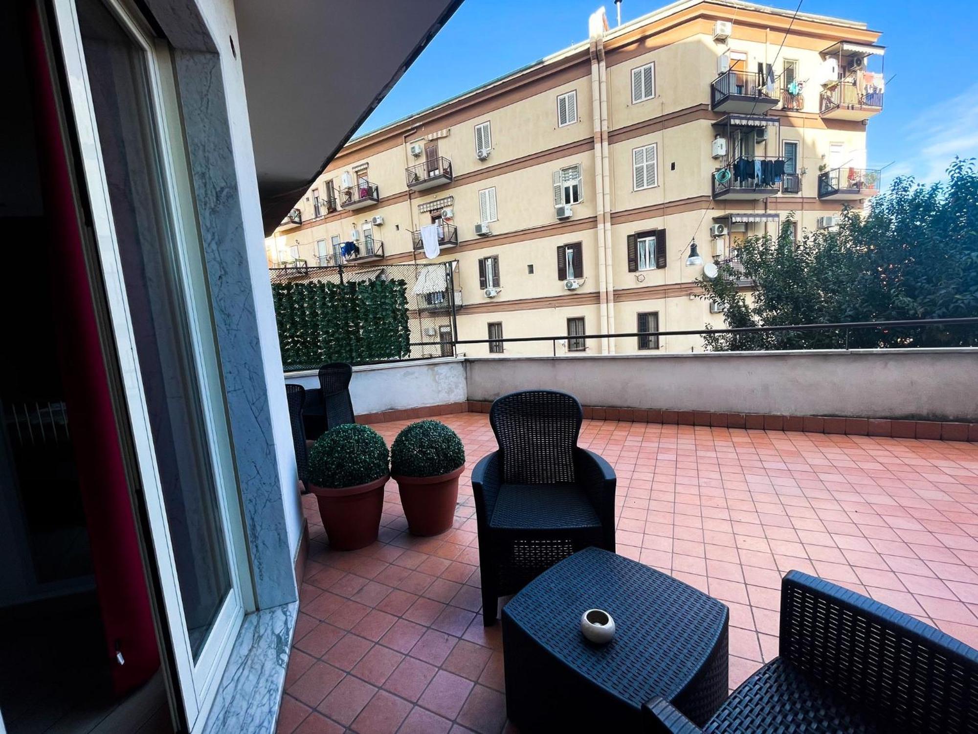 Holiday Garibaldi Naples Exterior photo